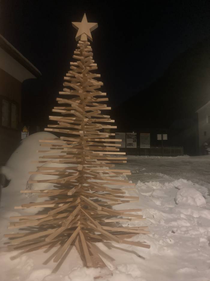 Der Weihnachtsbaum aus Holz – erstellt von Schreinerinnen und Schreinern.