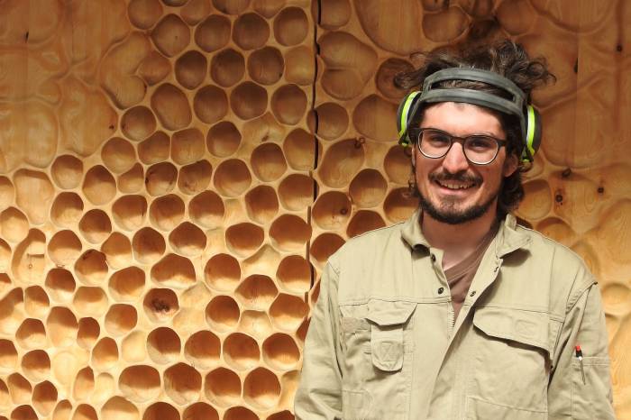 Linard M&uuml;ller ist stolz auf &laquo;seine&raquo; CNC-gefr&auml;ste Eingangst&uuml;re beim Muzeum Susch.