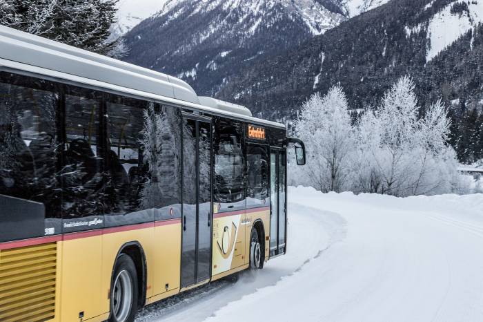Josef Daniel Hohenegger geniesst auch im Winter den besten Platz im Postauto.