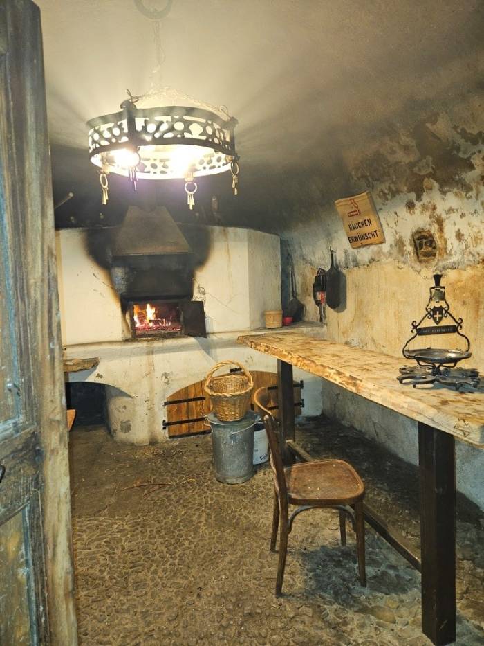 Seit Kurzem brennt der Ofen im Backhaus in Lavin wieder.