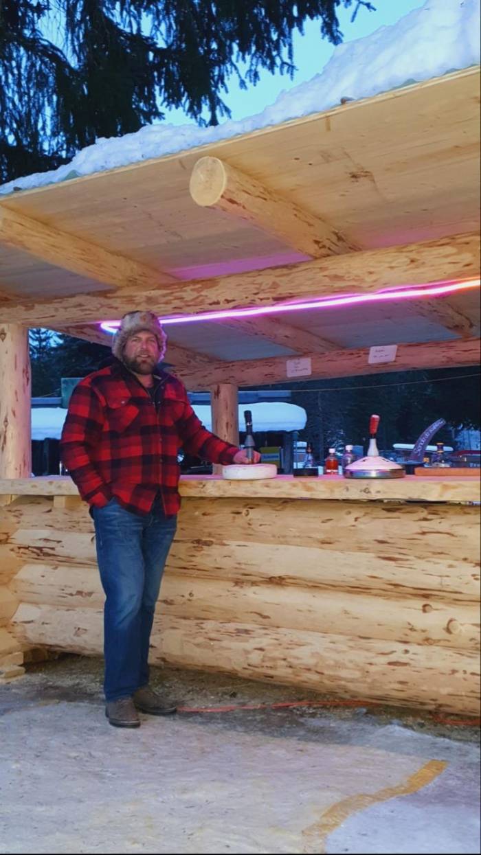 Jon Fadri Carpanetti sch&auml;tzt den Kontakt mit den G&auml;sten sehr. Steht er nicht am Eisstockfeld, arbeitet er f&uuml;r sein eigenes Gesch&auml;ft oder s&auml;gt Holz f&uuml;r ein anderes Unternehmen. Ge&ouml;ffnet ist die Anlage jeweils am Dienstag von 13.00 bis 17.00 Uhr. Dann gibt es entweder Raclette oder W&uuml;rste vom Grill.