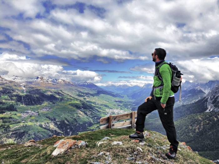 Curdin Thomas lebt mit seiner Frau Stephanie und der gemeinsamen Tochter Sienna in Ardez. Er ist im Engadin aufgewachsen und arbeitet bei der Mobiliar in Scuol. Seit einem Jahr ist er zudem im Gemeindevorstand von Scuol tätig und führt das Departement Tourismus, Sport und Kultur.