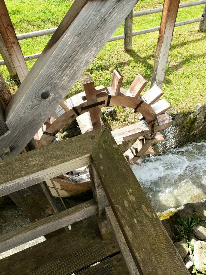 Das Mühlrad wird durch Wasserkraft aus dem Bergbach Muraunzina angetrieben.