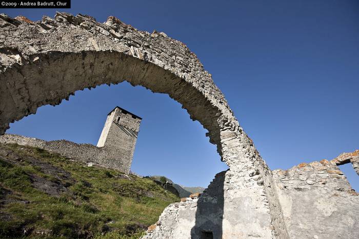 Der Turm erhebt sich nach wie vor majestätisch