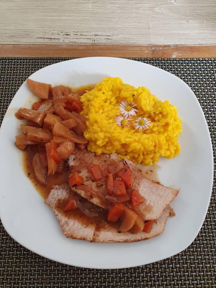 Safranrisotto mit Beilage.
