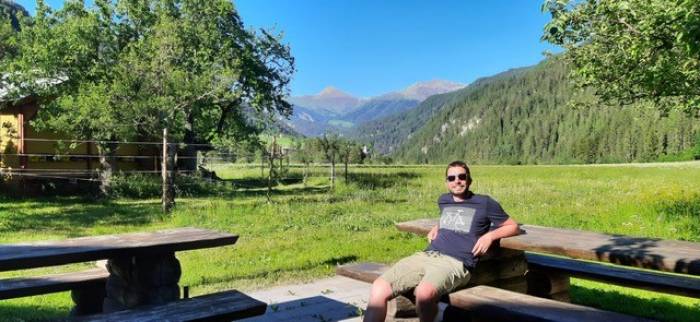 Simon Stallinger ist seit 2 Jahren Bierbrauer in der Bieraria Tschlin. Falls nicht in den Bergen oder der Brauerei findet man ihn oft bei einer guten Freundin in San Niclà.