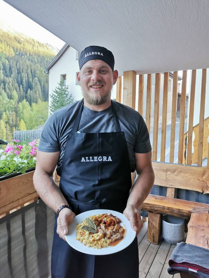 Nando Fluor arbeitet im Sommer als Forstwart bei Albertin Forst und Partner AG und im Winter bei den Bergbahnen Samnaun als Pistenmaschinenfahrer. Nando ist geb&uuml;rtig aus dem Oberengadin und wohnt seit mehreren Jahren mit seiner Freundin in Samnaun.