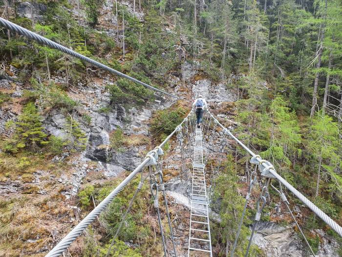 Die Seilbr&uuml;cke der Senda culturala ist tats&auml;chlich spektakul&auml;r.