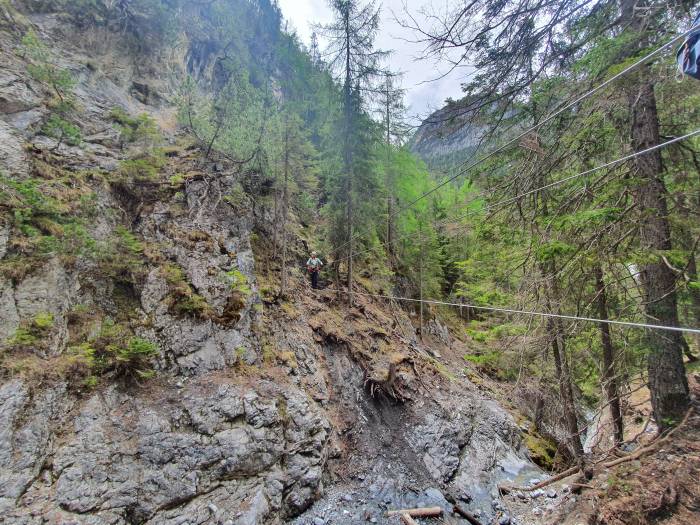 Hier noch eine Seilbrücke, die ihrem Namen auch Ehre macht.
