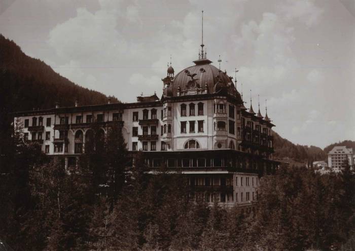 Das abgebrannte Hotel Waldhaus in Vulpera erwacht wieder zum Leben, zumindest virtuell.