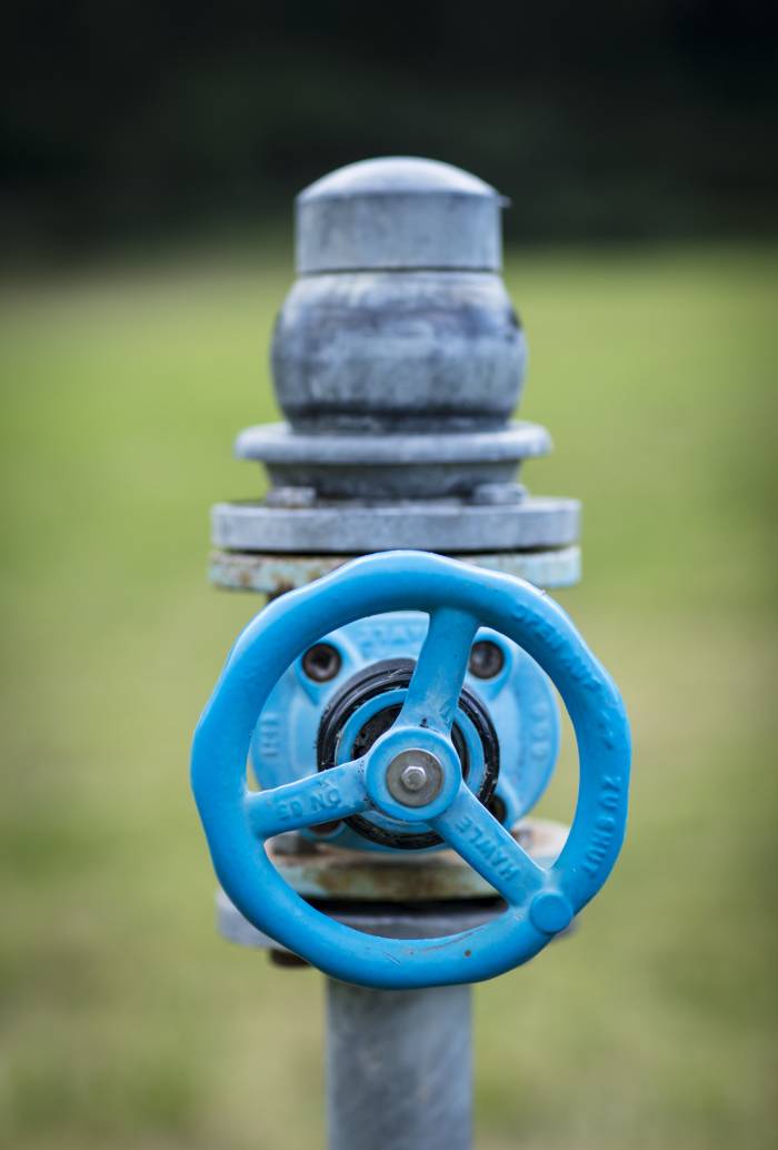 Heutzutage werden die Wiesen mit modernen Sprinkleranlagen beregnet.