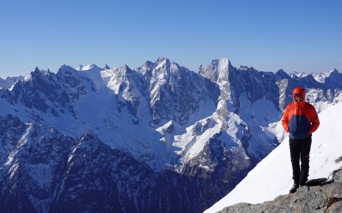 Fadri Riatsch ist gelernter Meisterlandwirt und in Vnà aufgewachsen. Er bewirtschaftet zusammen mit seiner Familie einen Bio-Milchwirtschaftsbetrieb. Die Kühe verbringen den Sommer auf der Alp Pradgiant, wo Bio-Alpkäse hergestellt wird. Zu den Hobbys gehören die Berge im Sommer wie im Winter, die Jagd und das Langlaufen.