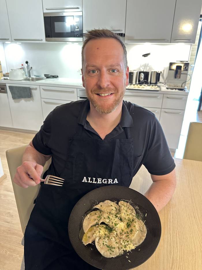 Mario Blasisker ist seit Sommer 2023 Gastronomieleiter der Bergbahnen Samnaun. Zuvor war der dipl. Sommelier und Tourismuskaufmann als F&B Manager beim Hotel Sunstar in Grindelwald engagiert. Wenn er gerade nicht für die Schlipfkrapfen in der Küche steht, ist Mario gerne mit dem Rad oder auf den Ski unterwegs.