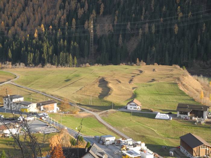 Die ehemaligen Bewässerungskanäle stehen wie hervortretende Blutadern vom Gelände ab.