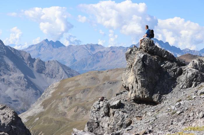 Riet Scandella (23 J.) ist gelernter Koch und Hotelfachmann. Er ist wohnhaft in Müstair, wo er geboren und aufgewachsen ist. Seit diesem Sommer arbeitet er im örtlichen Wellnesshotel Liun. Zu seine Hobbys gehören im Sommer Schwimmen und im Winter trifft man Riet oft auf den Pisten beim Skifahren. Ebenfalls zählt er das Fotografieren zu seinen Hobbys. Als Vorstandsmitglied der Samaritans Val Müstair und Präsident der Giuventüna Müstair gestaltet Riet das Vereinsleben im Tal aktiv mit.