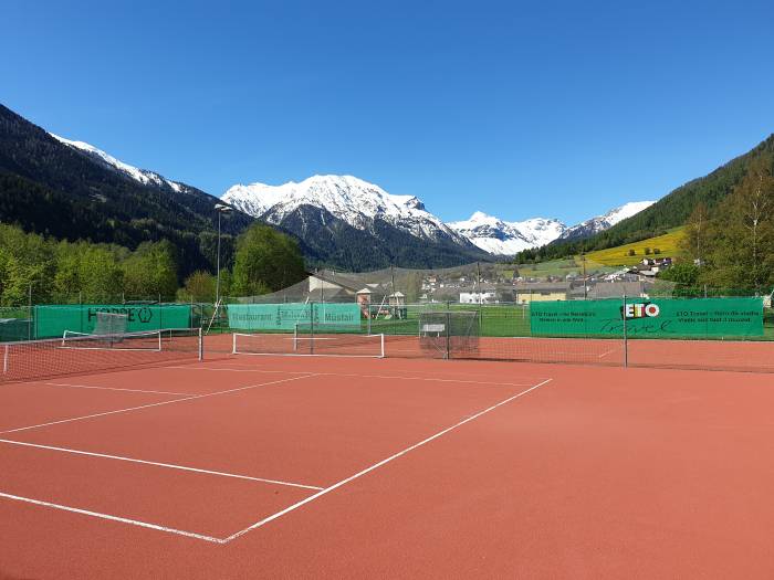 Auch im Berggebiet, wie hier im Val Müstair, lässt es sich prima Tennis spielen und erst noch vor eindrücklicher Kulisse.