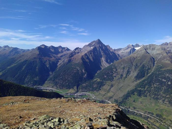 Blick auf Lavin bei stabilem Hochdruckwetter.