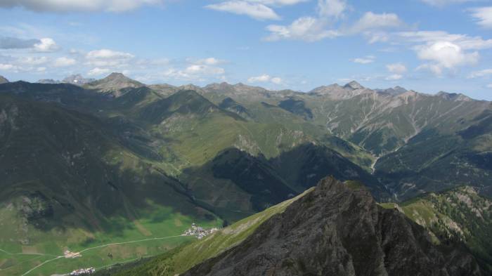 Der Ausblick vom Piz Motnair über das Samnauntal.