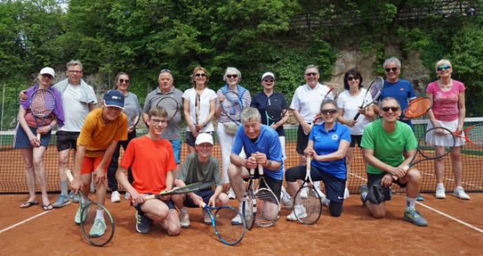 So sieht das aus, wenn der Tennis-Club Scuol im Trainingslager weilt.