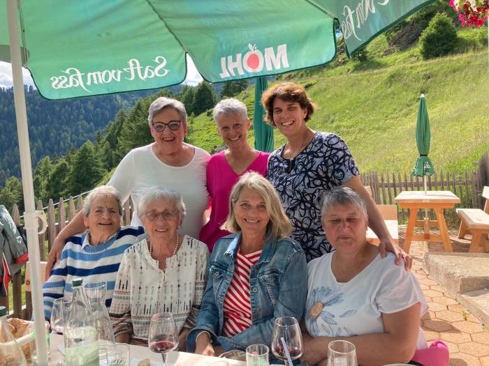 Die bisherigen Präsidentinnen des Vereins: (sitzend v.l.) Maria Truttmann (1. Präsidentin), Jacobina Malgiaritta, Pia Fallet, Genoveva Tschenett, (stehend v.l.) Carla Marinelli, Patricia Caratsch (temporäres Co-Präsidium mit dem Vorstand), Susanne Morf Horn (amtierende Präsidentin). Auf dem Bild fehlt Albertina Grond, die leider verstorben ist.