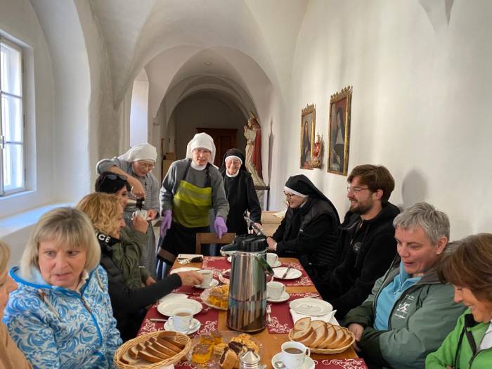 Die Nonnen des Klosters St. Johann laden die Frauen nach dem Putzen der Kirche zu einem feinen Zvieri ein.