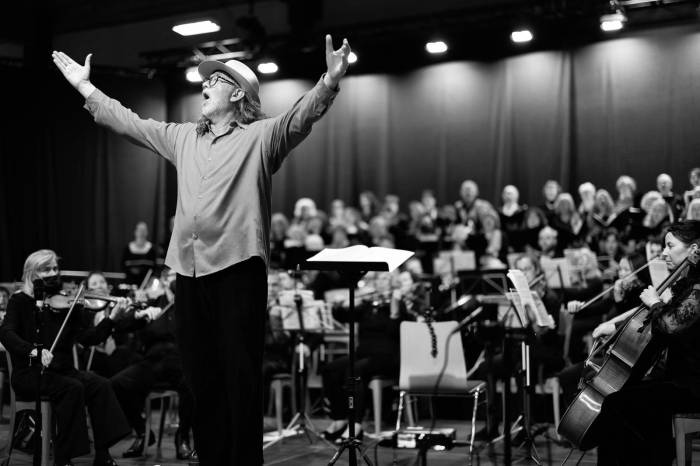 Urs Leonhardt Steiner dirigiert das Golden Gate Symphonie Orchester in San Francisco. Er stammt ursprünglich aus Chur und Scuol. 