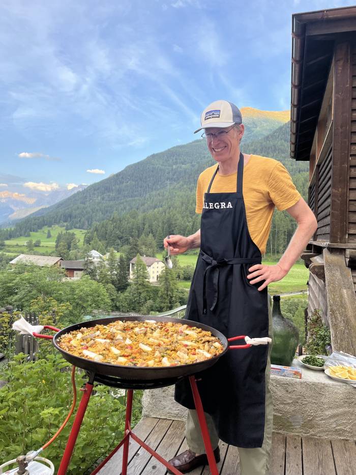 Martin Krahe ist gemeinsam mit seiner Frau Anita und Freunden aus Zürich häufig zu Gast in Lavin, wo er es liebt zu wandern, zu biken, Pilze zu suchen oder in Zernez Tennis zu spielen.
Ansonsten ist er Geschäftsführer einer Firma, welche Produktionsstätten für Biotechfirmen baut.
