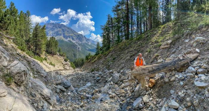 Christian Schlüchter in der Val Brüna auf der Suche nach der Quelle des Quecksilbers