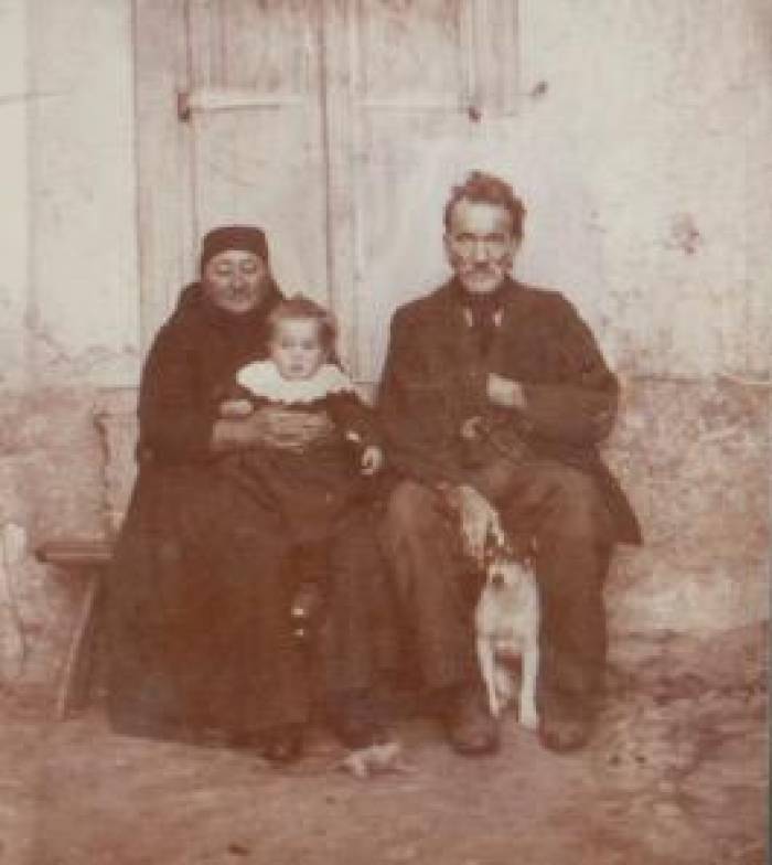 Maria & Chasper Bardola-Tun cun lur abiadia Nesa Mathieu davant lur chasa a Vnà (ca. 1907)