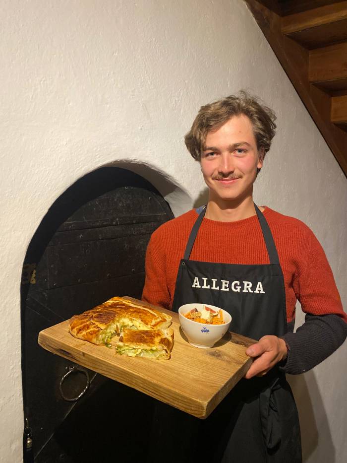 Benedikt Hochuli hat seine Wurzeln im Appenzellischen Gais, zog dann für sein Studium in Geografie sowie Wald- und Landschaftsmanagement nach Zürich. Ins Engadin hat er vor fünf Jahren durch den Zivildienst gefunden, wo er auf einem Bauernhof in Guarda tätig war. Seither kehrt er jeden Sommer wieder für drei Monate auf diesen Hof zurück und heut die Wiesen rund um Guarda und im Val Tuoi. Seine Freizeit verbringt er mit Imkern oder Chorsingen oder er erwandert die Weiten der Berge.