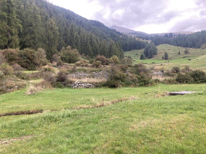 Überreste der Siedlung Ausagna zwischen Guarda und Bos-cha. Heisst hier irgendwo dürfte die Quelle entsprungen sein.