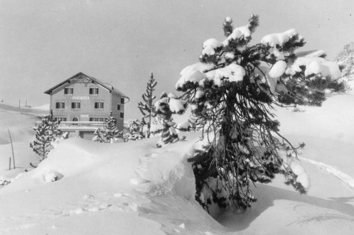 Das Hotel/Restaurant Süsom Givè kurz nach der Eröffnung im Winter 1935/36. Das Haus wurde inzwischen erweitert und den Bedürfnissen des heutigen Gastes angepasst.