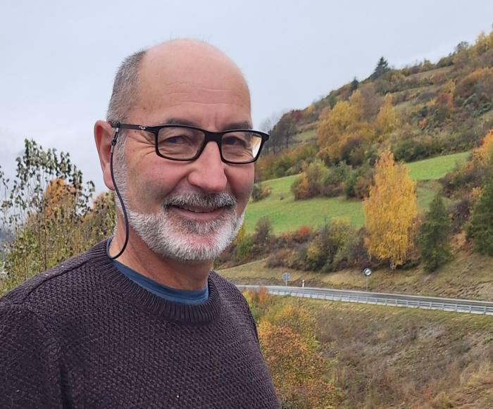 Peder Caviezel ist neu gew&auml;hlter Gemeindepr&auml;sident der Gemeinde Valsot und tritt sein Amt am 1. Januar 2025 an. Er arbeitet seit 1991 beim kantonalen Tiefbauamt in Scuol. Dort ist er als Leiter Betrieb gemeinsam mit 32 Mitarbeitenden im Sommer wie auch im Winter f&uuml;r den Unterhalt und die Aufsicht von rund 200 Km Kantonsstrassen zust&auml;ndig. In seiner Freizeit ist Peder gerne in der Natur unterwegs im Winter auf Skiern und im Sommer zu Fuss oder mit dem Bike. Zudem ist er seit 40 Jahren Mitglied des Theatervereins &laquo;Chadaina Tschan&uuml;ff&raquo;, zuerst als Schauspieler und jetzt als Regisseur.