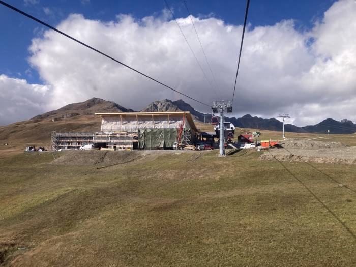 Im Oktober noch verhüllt, aber im Dezember fertig und gut sichtbar. Die neue Bergstation auf Motta Naluns.