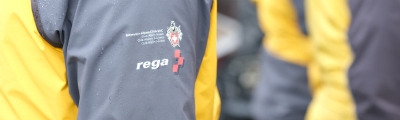 Die Bergrettung erkennt man an ihren gelben Jacken mit den Logos der Rega und des SAC auf dem &Auml;rmel.