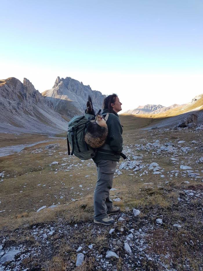 Besonders stolz ist Mengia Caviezel auf ihren Rucksack der Sattlerei Pitsch aus Müstair.