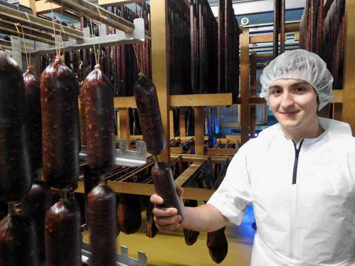 Auch Wursten gehört zur Ausbildung des Fleischfachmanns.