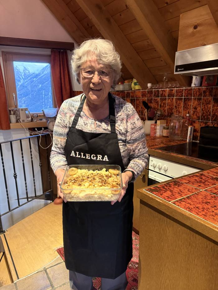 Die Engadinerin Nesa Valentin (79 J.) ist im Kanton Aargau aufgewachsen und vor rund 50 Jahren ins Engadin zurückgekehrt. Sie wohnt in Sent und hat vier erwachsene Söhne. Als pensionierte Hauswirtschafts-Lehrerin verbringt sie viel Zeit mit Kochen, Backen und Handarbeiten. Für ihre Kochkünste ist Nesa Valentin weit über die Region hinaus bekannt.