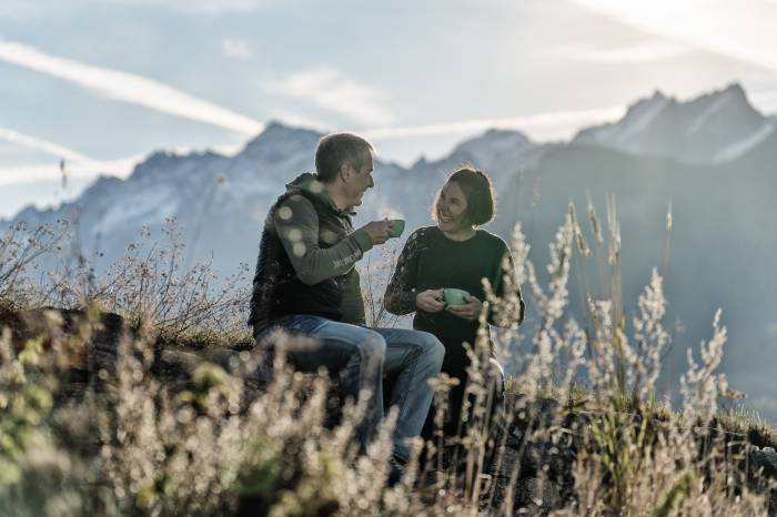 Thomas Lutz und Ursina Rauch rösten Kaffee in Lavin.