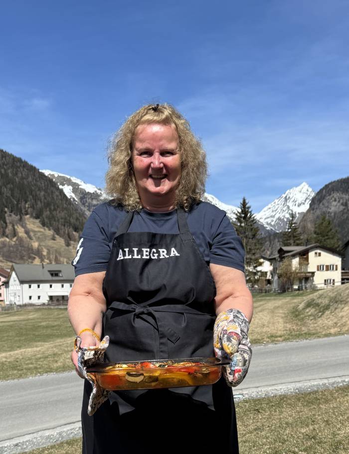 Nach 33 Jahren als einst zugezogene Mutter von 2 Kindern und 22 Jahren an der Gästeinformation in Zernez, möchte sich Beatrice Stöcklin mit ihrem Lieblingsrezept von den Engadiner*innen und den Gästen verabschieden. Sie bedankt sich, für die wunderbaren Jahre hier im Engadin. Den 3. Lebensabschnitt verbringt sie ab Juni 2025 wieder in ihrer Heimat Baselland.