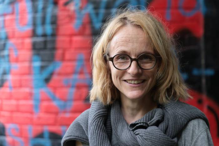 Chatrina Gaudenz stammt aus Lavin und ist Pfarrerin an der Grossen Kirche Fluntern in Z&uuml;rich. Unter anderem hilft sie beim Unterricht von gefl&uuml;chteten Menschen in Deutsch. Einige von ihnen spielen nun im Dokumentarfilm &laquo;Exodus&raquo; mit, welcher sich auf den biblischen Auszug aus &Auml;gypten bezieht. Studierende komponieren zum Thema und die Gefl&uuml;chteten lassen die Erfahrungen ihrer wahren Flucht einfliessen. Im Film treffen somit verschiedene Erfahrungen und Welten aufeinander. Gezeigt wird er am Sonntag 25. Mai 2025 um 11.15 Uhr im Cinema Staziun Lavin. www.staziun-lavin.ch