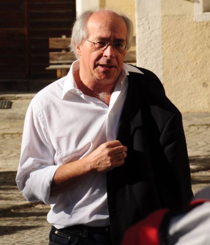 Der Architekt Peter Langenegger lebt seit gut 41 Jahren mit seiner Frau Teresa und den Söhnen David und Flavio in Scuol. Er bringt als Dorf-, Museums- und Kirchenführer den Gästen die Region nahe und 
engagiert sich in der Bau- und Planungskommission von Scuol für gute Baukultur. Zudem ist er Präsident des Museums d'Engiadina Bassa in Scuol.