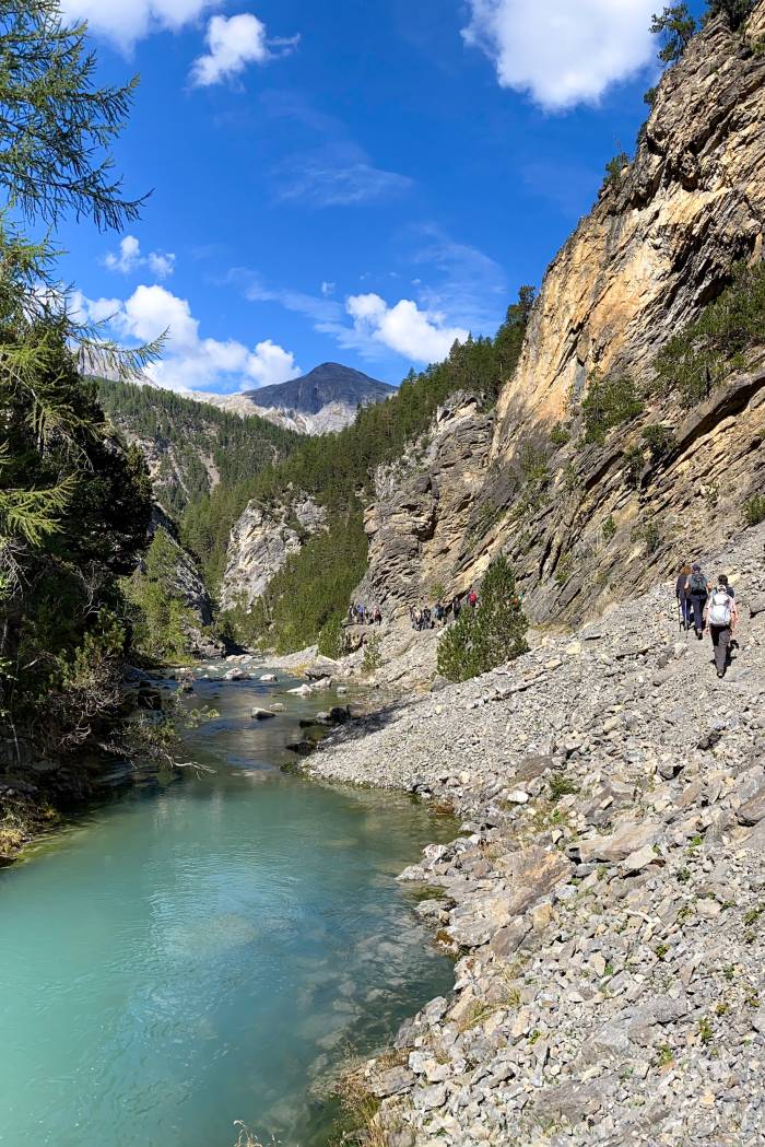 Der Wanderweg von der Staumauer durch die Spölschlucht folgt auf dem ersten km dem Bachlauf.