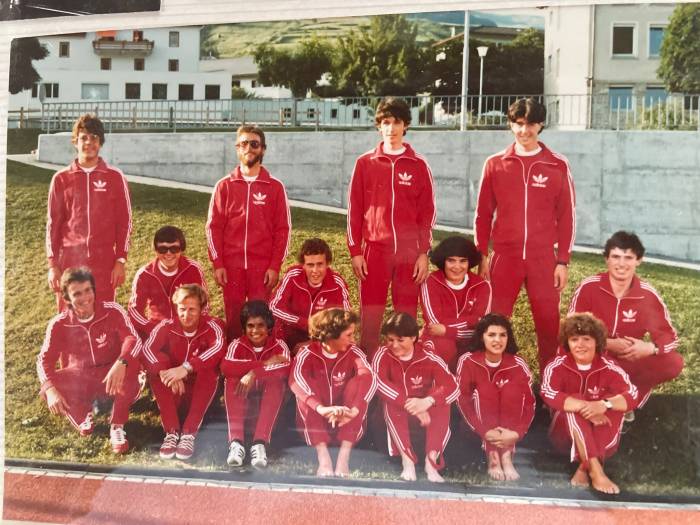 Style was king: Das Team Scuol im klassischen Trainer und ebensolchen Schuhen.