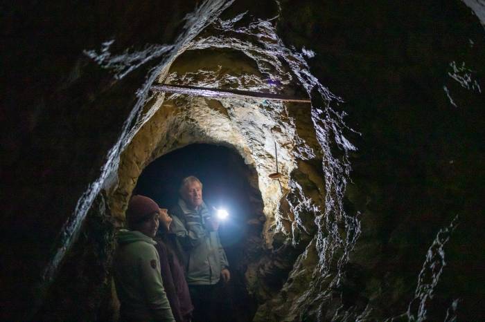 Im Schein der Taschenlampe wird das Innere des Bergwerkstollens erkundet.