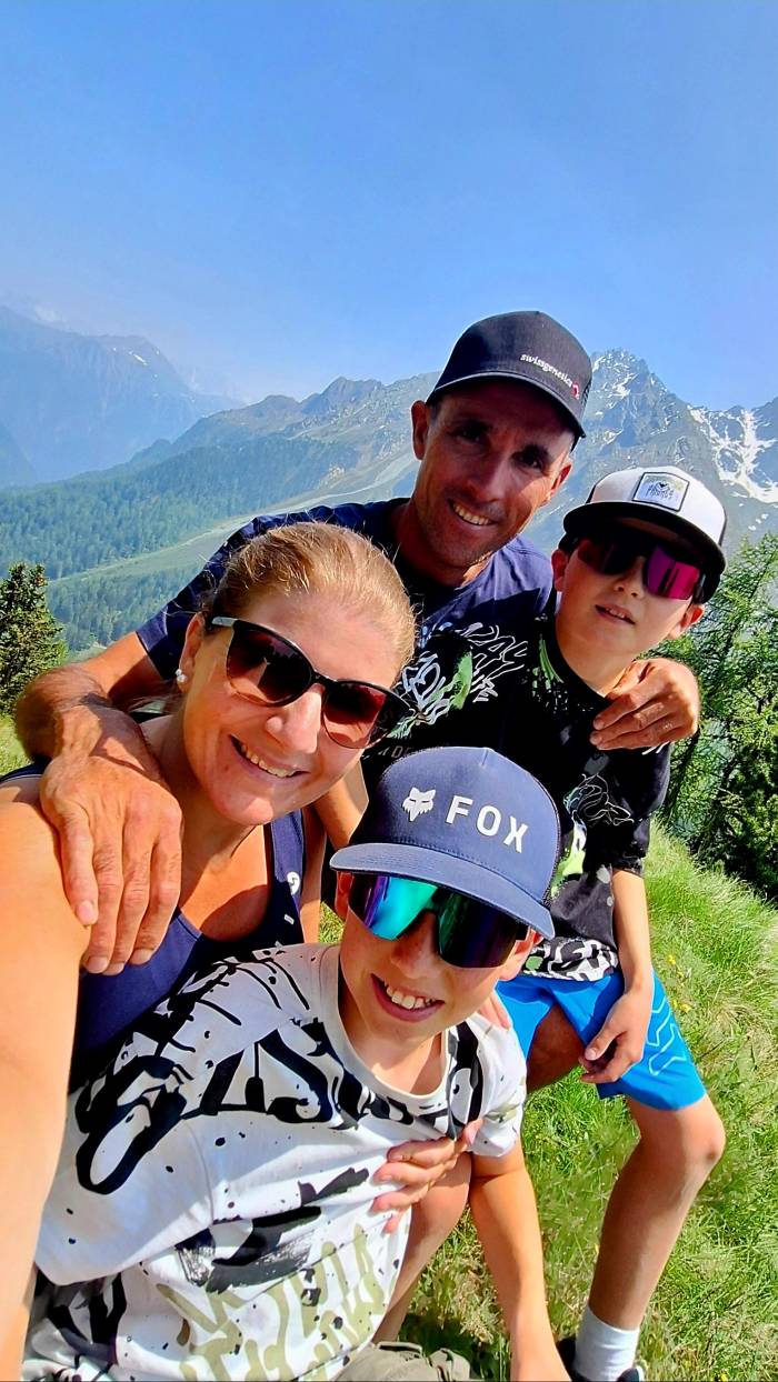 Ramona Jenal (40), wohnt in Samnaun, ist verheiratet und hat zwei Söhne, Noah und Leon. Gemeinsam mit ihrem Mann Peter führt sie einen Landwirtschaftsbetrieb. Nebenbei arbeitet sie in Teilzeit bei der Post in Samnaun. 
