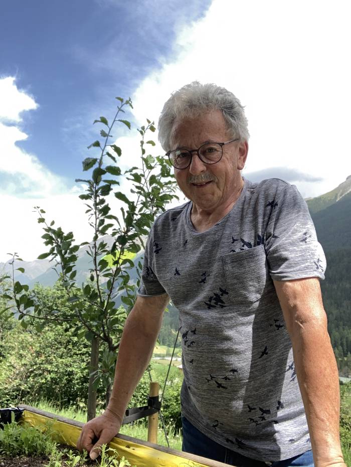 Urs Lechthaler ist in M&uuml;stair geboren und lebt heute in Scuol, wohin er einst mit seiner Familie hingezogen ist. Viele Jahre war er als Versicherungsberater t&auml;tig. Gemeinsam mit seiner Frau f&uuml;hrte er einige Jahre eine Papeterie in Scuol. Nun ist er pensioniert, doch wer denkt, er ruhe sich aus, irrt. In seinem Atelier in Ramosch entstehen liebevoll gefertigte Stempel, Holzprodukte und Laserarbeiten. Man trifft ihn im Garten, auf dem Bike, den Skiern, beim Theaterspielen oder am Stammtisch mit den Veterans Motta Naluns. Offen, kreativ und zufrieden mit dem Leben; so kennt und sch&auml;tzt man ihn.