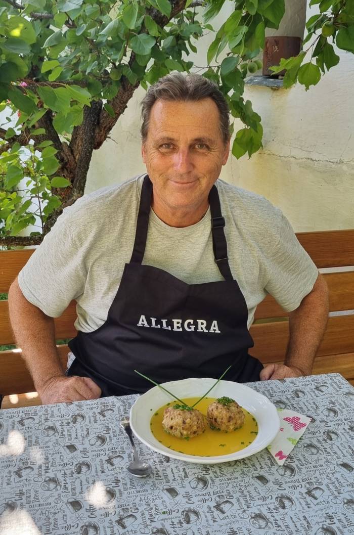 Anton Famos ist im MedTech-Bereich für Pharma-Unternehmungen weltweit tätig. Für diese qualifiziert und validiert er Produktionslinien und Prozesse, und arbeitet ausschliesslich von Zuhause aus. In seiner Freizeit ist er gerne in der Küche und verwöhnt seine Familie mit kulinarischen Kreationen. Er wohnt mit seiner Frau in Raschvella, und dort fühlen sie sich sehr wohl.