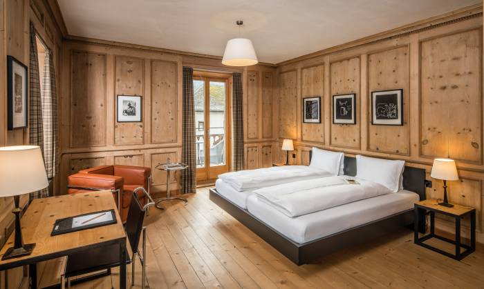 Holz, Licht und Kunst – die Gästezimmer des Aldier strahlen Ruhe aus.