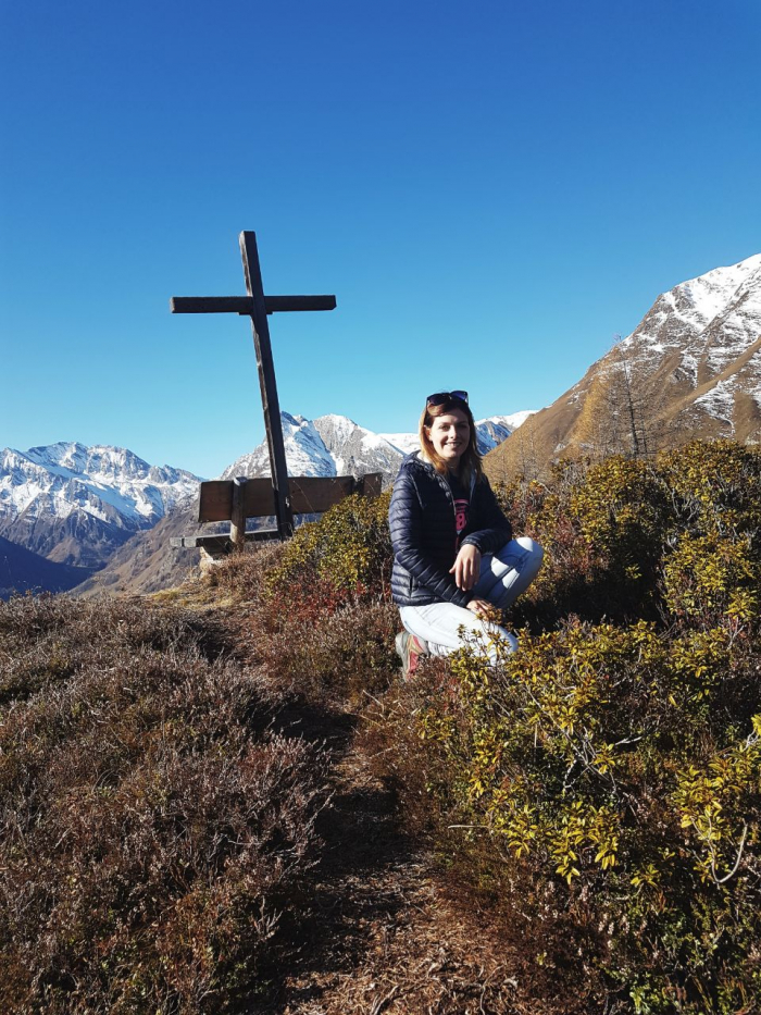 Jasmin ist 23 Jahre alt und arbeitet bei der Gäste-Information in Samnaun. Sie geht leidenschaftlich gern wandern und lebt auf einem grossen Bauernhof mit 120 Schafen und 15 Rindern und Kühen. Auf dem Bauernhof wird es nie langweilig.
